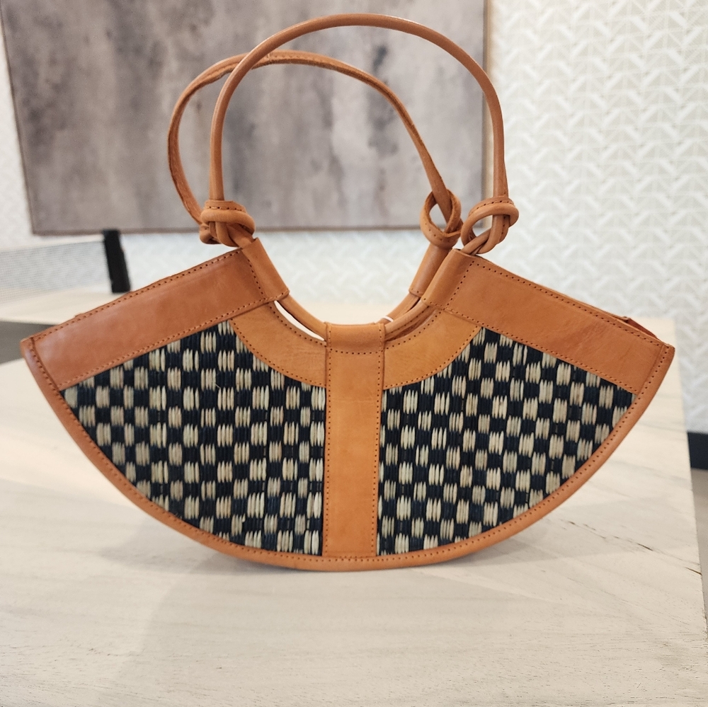 Street Level Elegant Women's Handmade Woven Sadie Straw & Leather Shoulder Bag - Picture 6 of 14